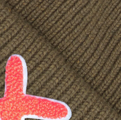 UNIO Strickmütze Lumi X Merinowolle Cashmere Unisex Nachhaltig Fair Produziert X-Patch Oliv Green Ash Detail