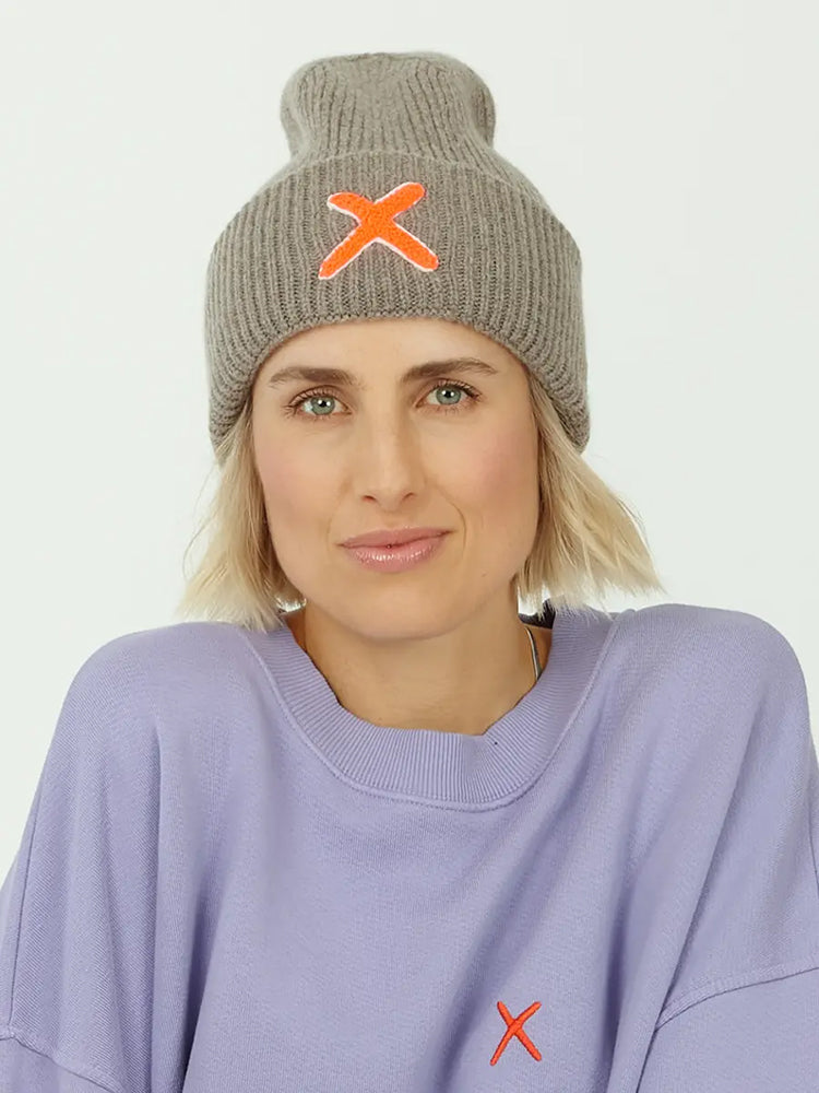 UNIO Strickmütze Lumi-X Friendly Sky New Taupe Oranges X-Patch Rippenstrick Merinowolle-Kaschmir-Mix Unisex Model 2