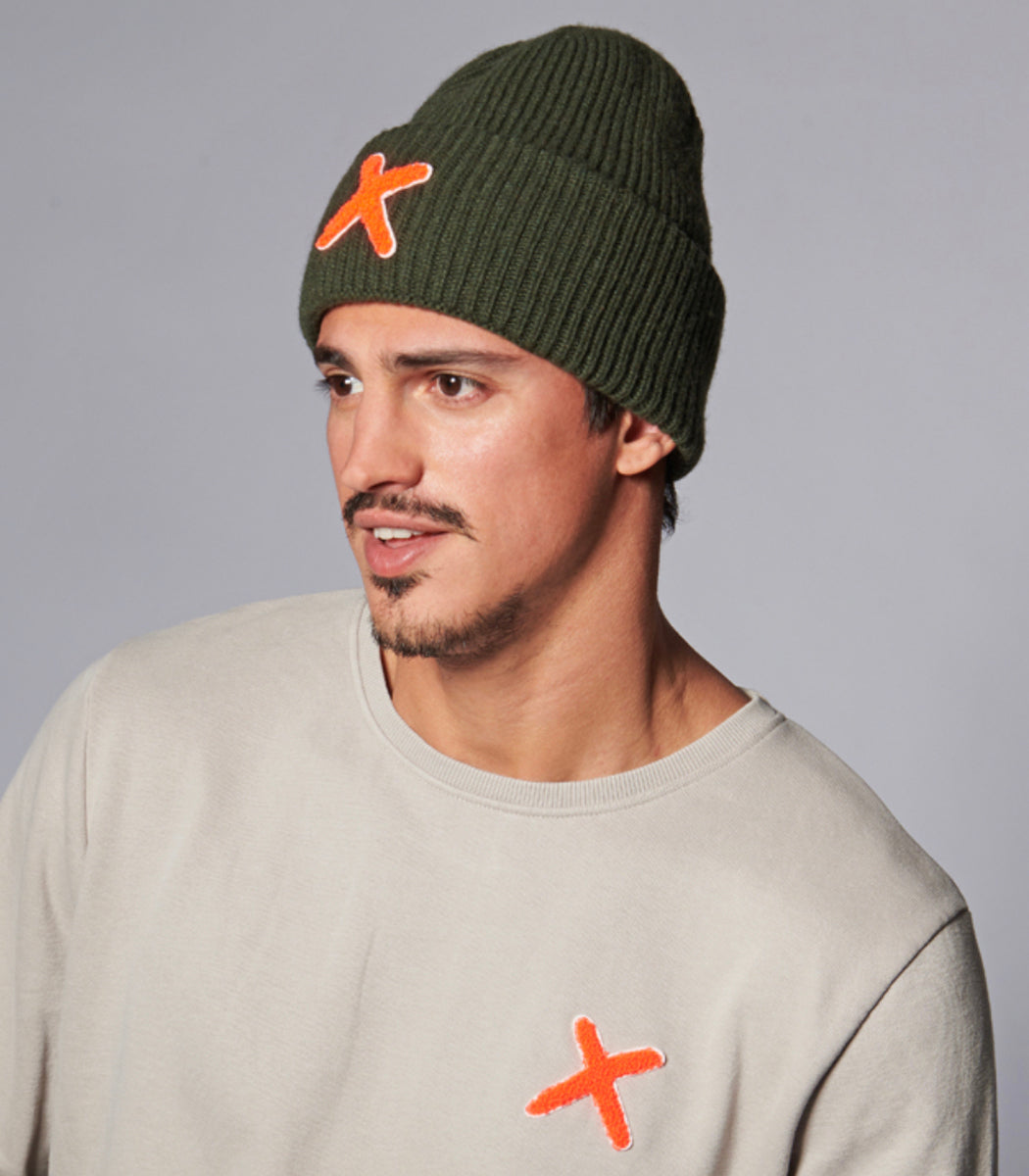 UNIO Strickmütze Lumi X-Patch Orange Merinowolle Cashmere Anthrazit Unisex Nachhaltig Fair Produziert Model