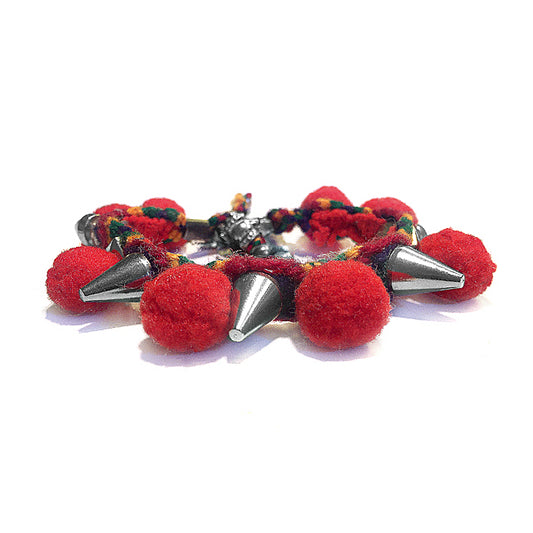 Vain Luxuries Makramee-Armband-Punk-Nieten Pompons Bommeln Rot