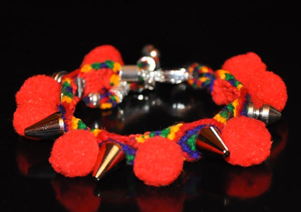 Vain Luxuries Makramee-Armband-Punk-Nieten Pompons Bommeln Rot Bunt Silber