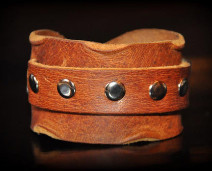 Vain Luxuries Vintage Lederarmband Breit Cognac Used-Look Nieten Silberfarben Größenverstellbar
