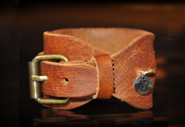 Vain Luxuries Vintage Lederarmband Breit Cognac Used-Look Nieten Silberfarben Größenverstellbar Rückseite