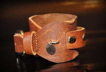 Vain Luxuries Vintage Lederarmband Breit Cognac Used-Look Nieten Silberfarben Größenverstellbar Seitlich